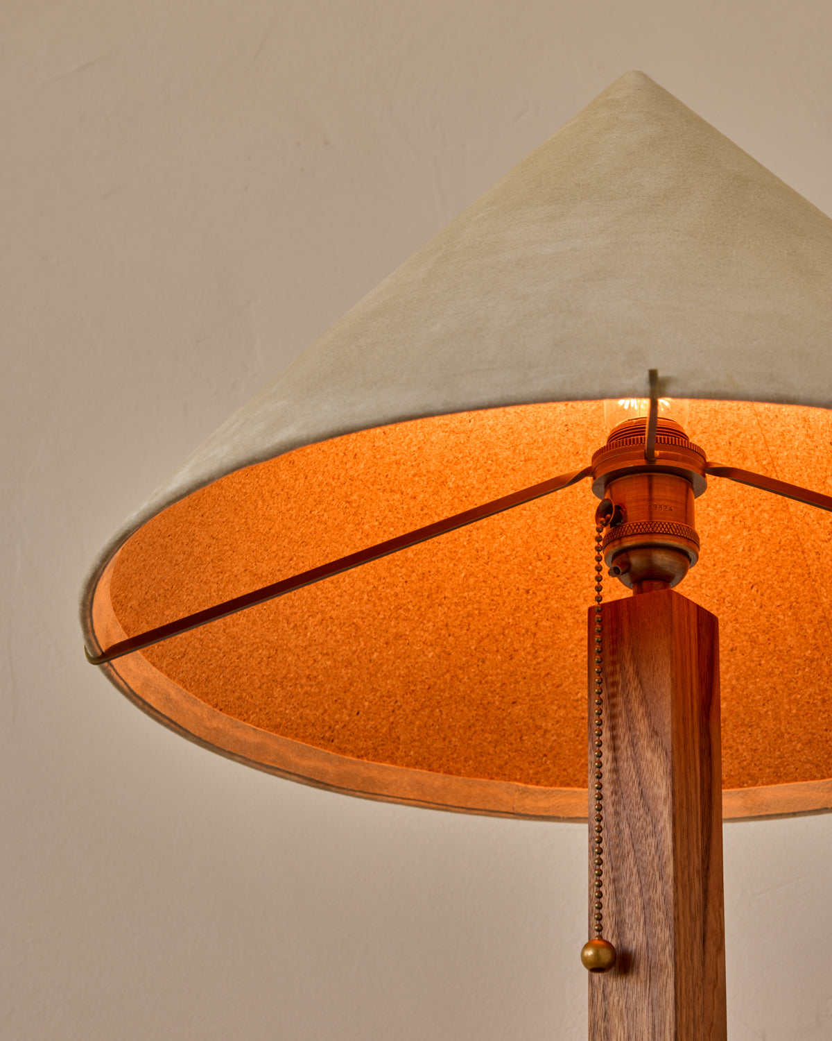 #shade-finish_stone suede
#wood-finish_black walnut