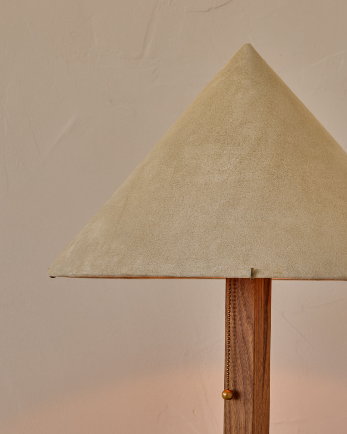 #shade-finish_stone suede
#wood-finish_black walnut