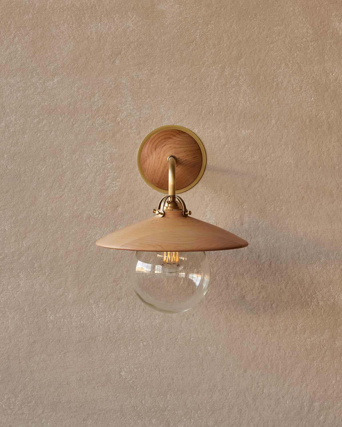 #shade-finish_natural maple
#metal-finish_satin brass
#globe_clear glass