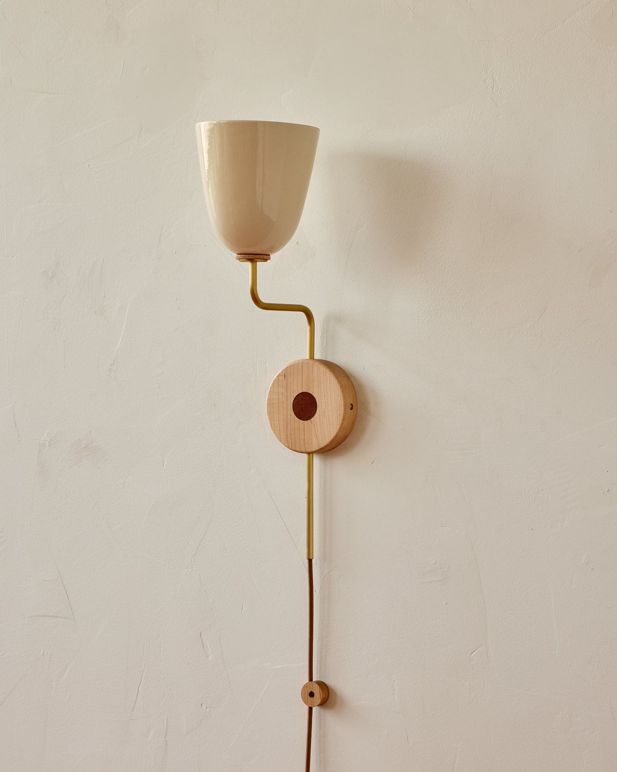 #shade-finish_cream #Metal-+-Wood-Finish_Satin Brass / Clear Maple #wiring_plug-in