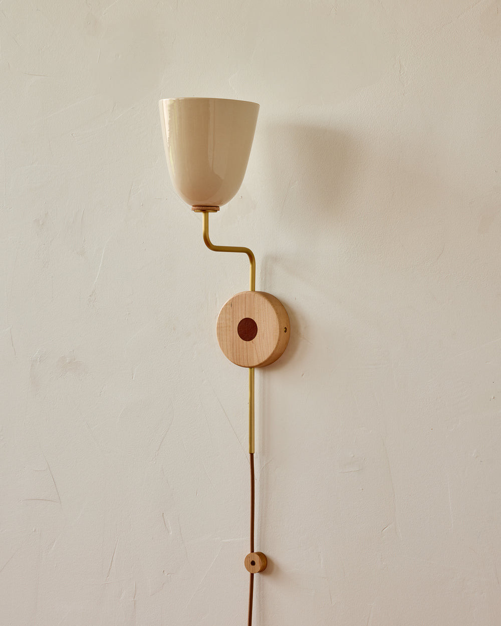 #shade-finish_cream #Metal-+-Wood-Finish_Satin Brass / Clear Maple #wiring_plug-in