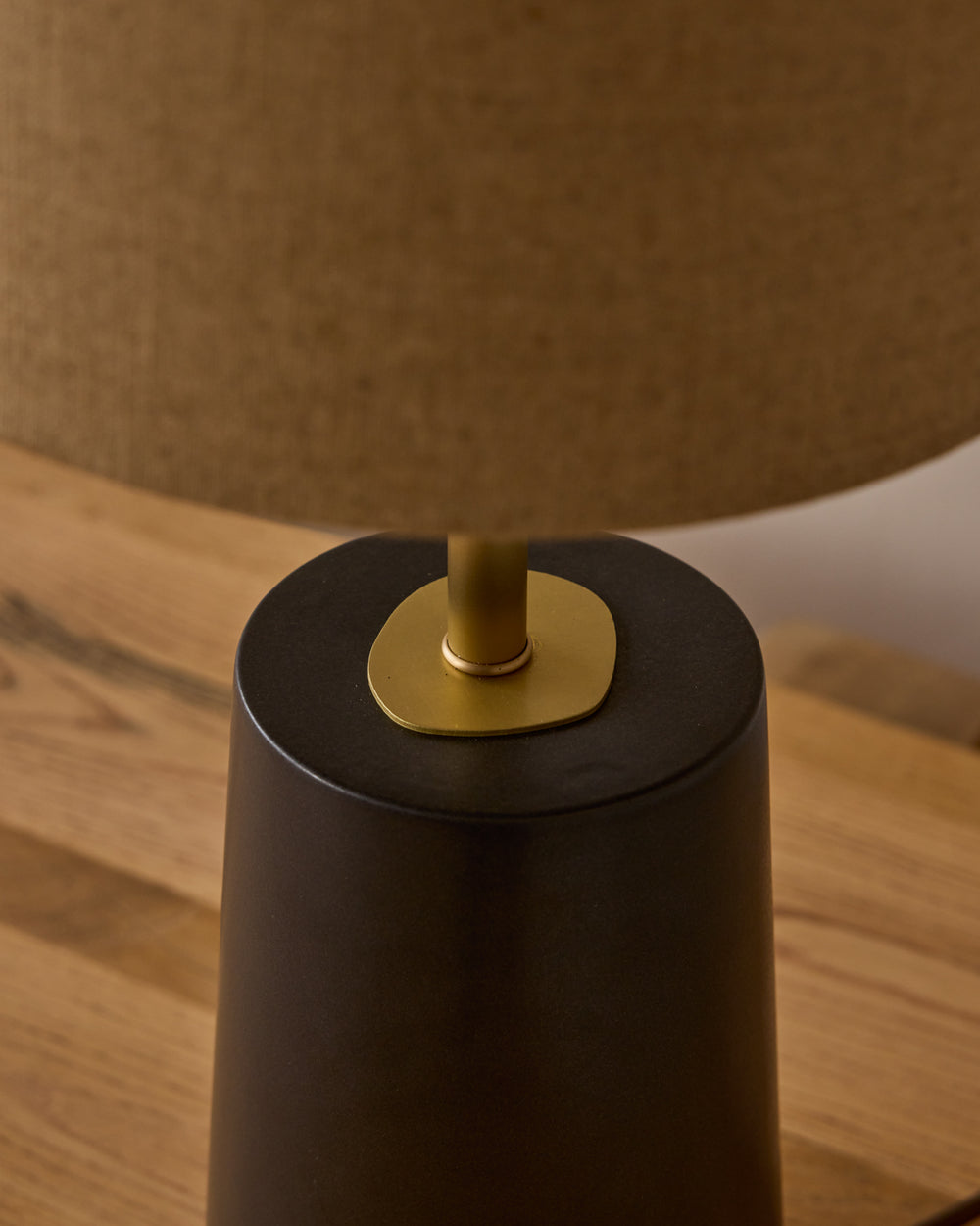 #ceramic-finish_ebony ceramic #shade-color_flax linen