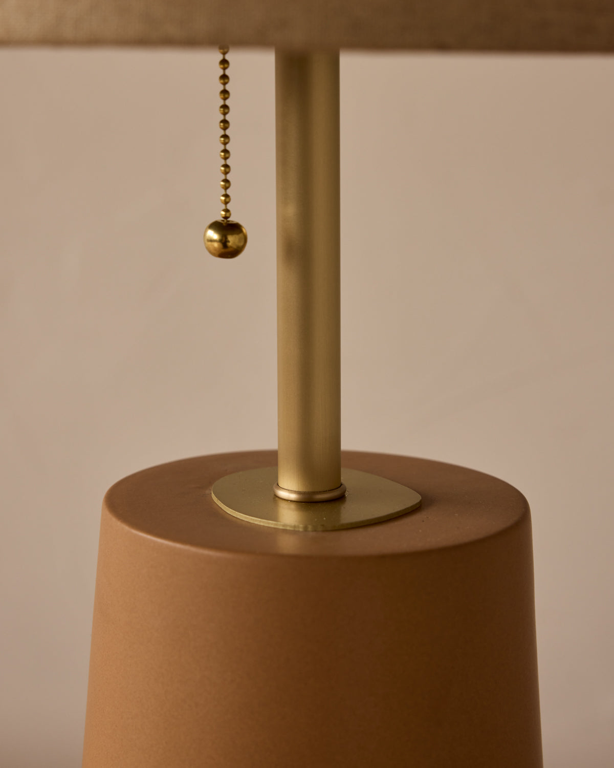 #ceramic-finish_chestnut ceramic #shade-color_flax linen