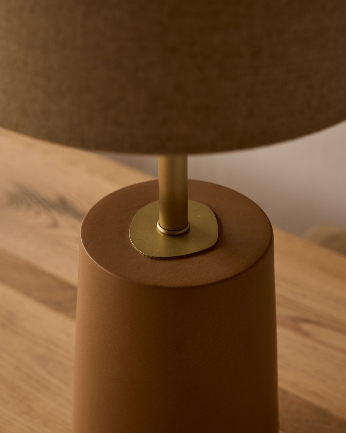 #ceramic-finish_chestnut ceramic #shade-color_flax linen