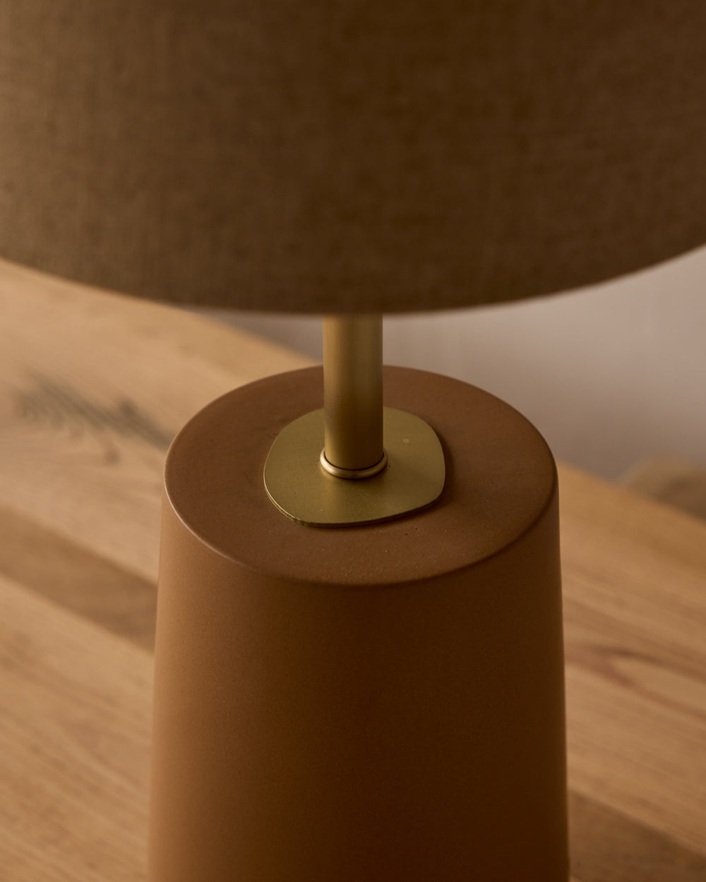 #ceramic-finish_chestnut ceramic #shade-color_flax linen