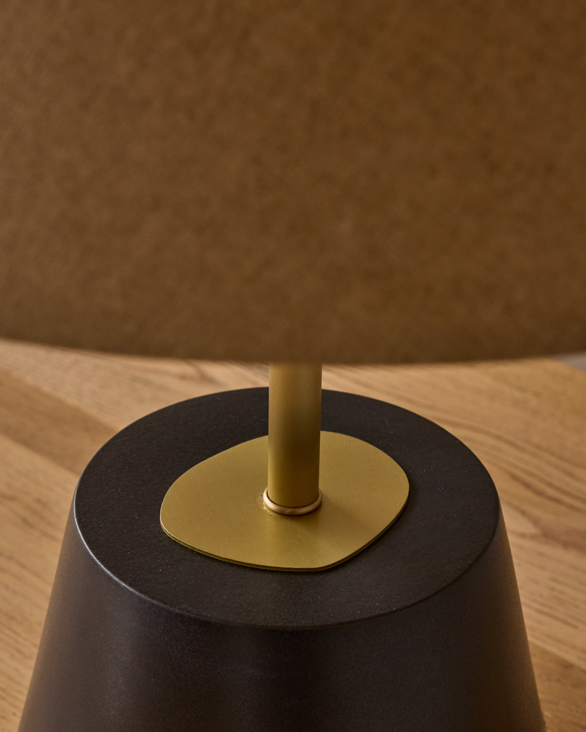 #ceramic-finish_ebony ceramic #shade-color_flax linen