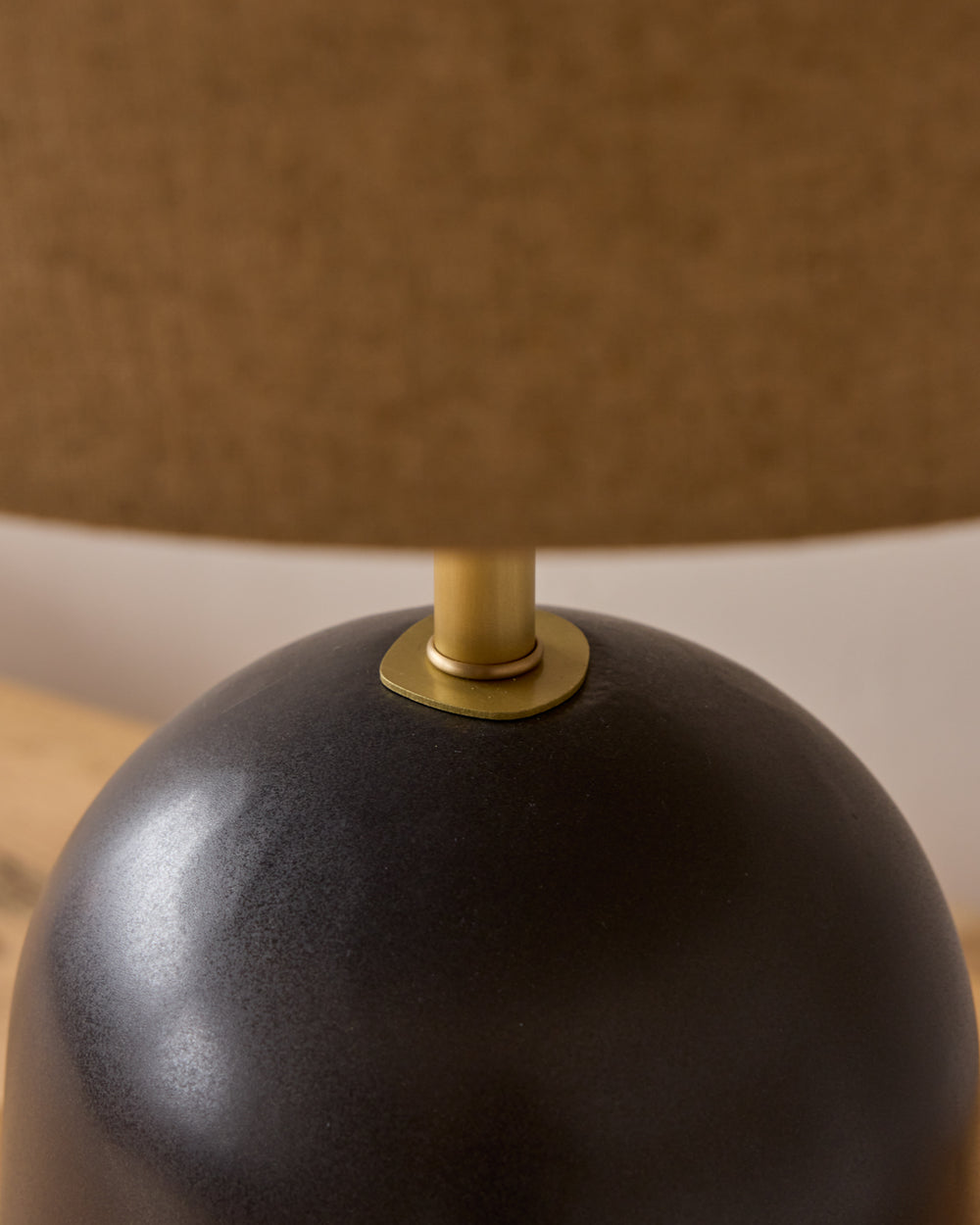 #ceramic-finish_ebony ceramic #shade-color_flax linen