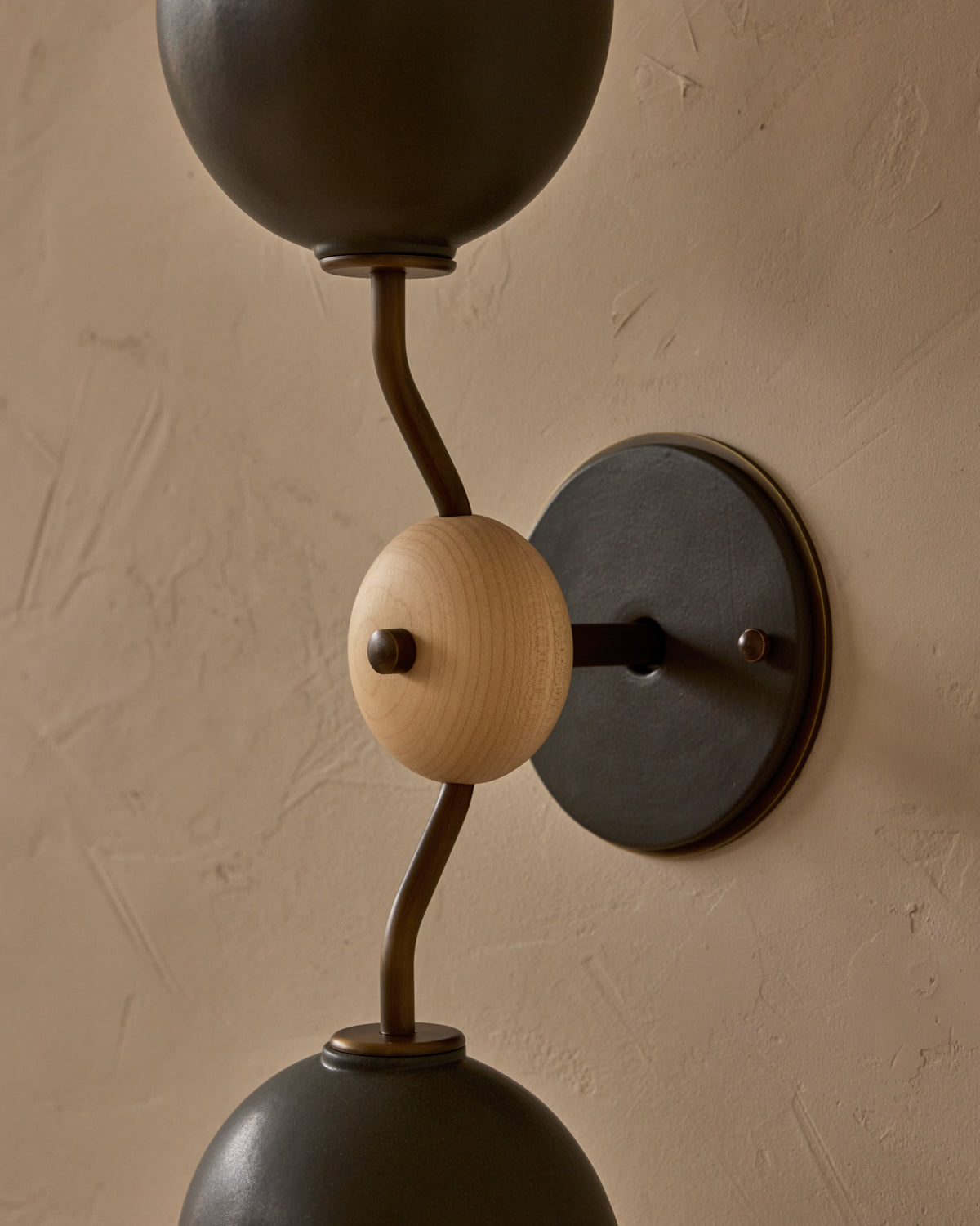 #ceramic-finish_almost black #metal-finish_antique brass #wood-finish_clear maple