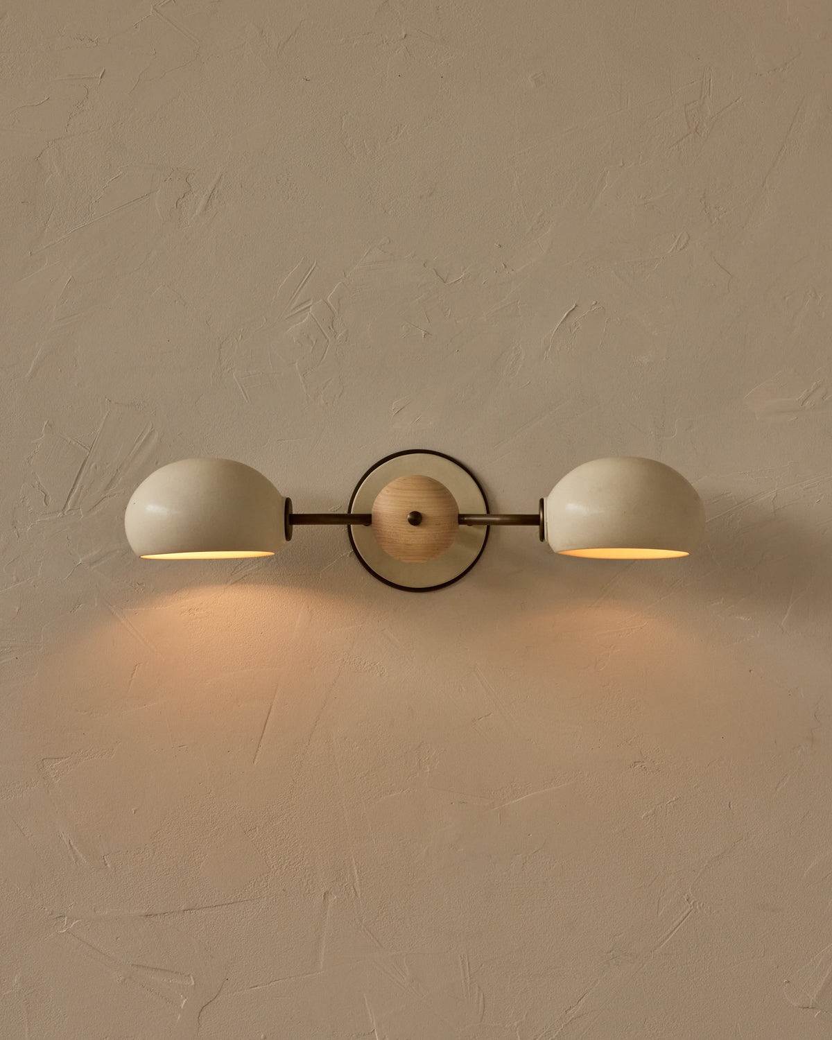#ceramic-finish_dove #metal-finish_antique brass #wood-finish_clear maple