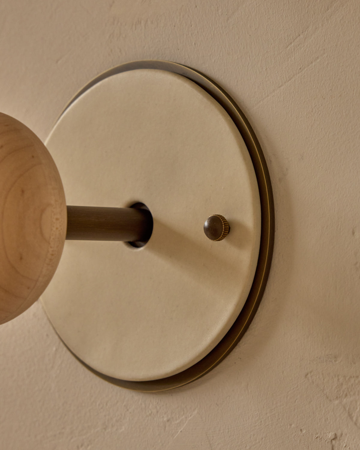 #ceramic-finish_dove #metal-finish_antique brass #wood-finish_clear maple