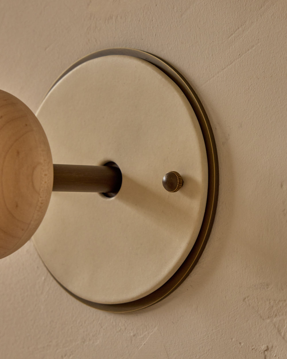 #ceramic-finish_dove #metal-finish_antique brass #wood-finish_clear maple