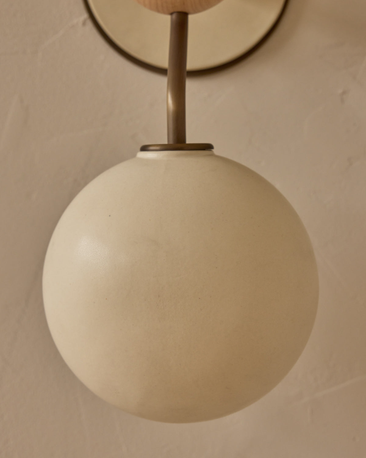 #ceramic-finish_dove #metal-finish_antique brass #wood-finish_clear maple