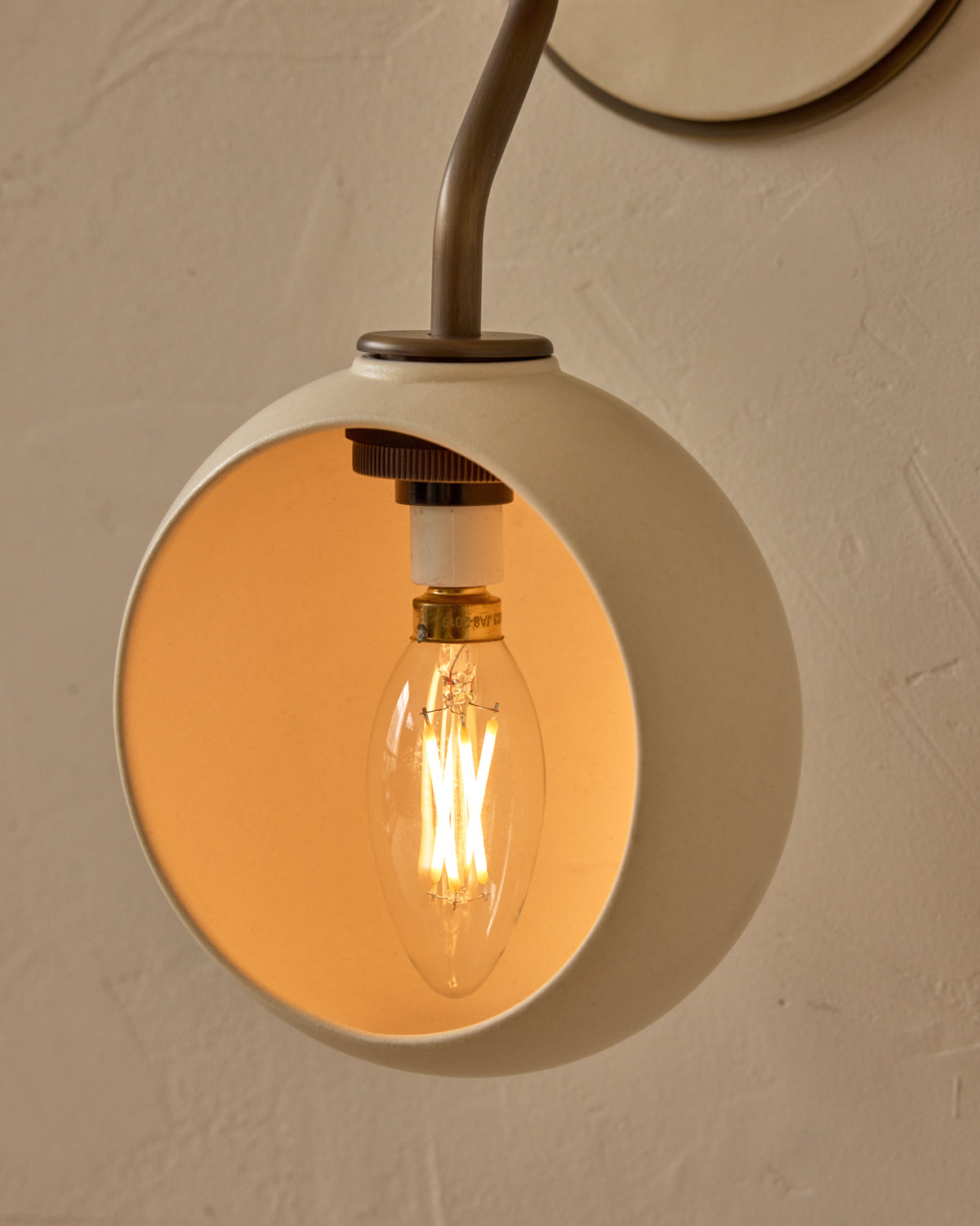 #ceramic-finish_dove #metal-finish_antique brass #wood-finish_clear maple