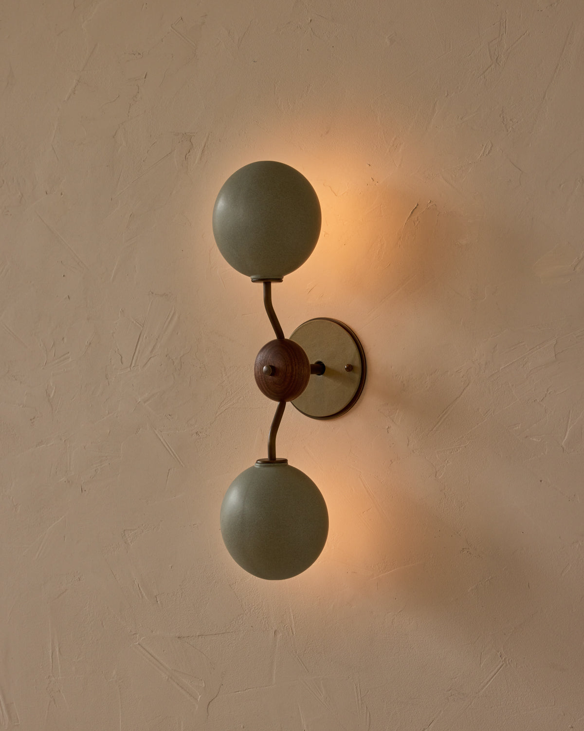 #ceramic-finish_olivine #metal-finish_antique brass #wood-finish_black walnut