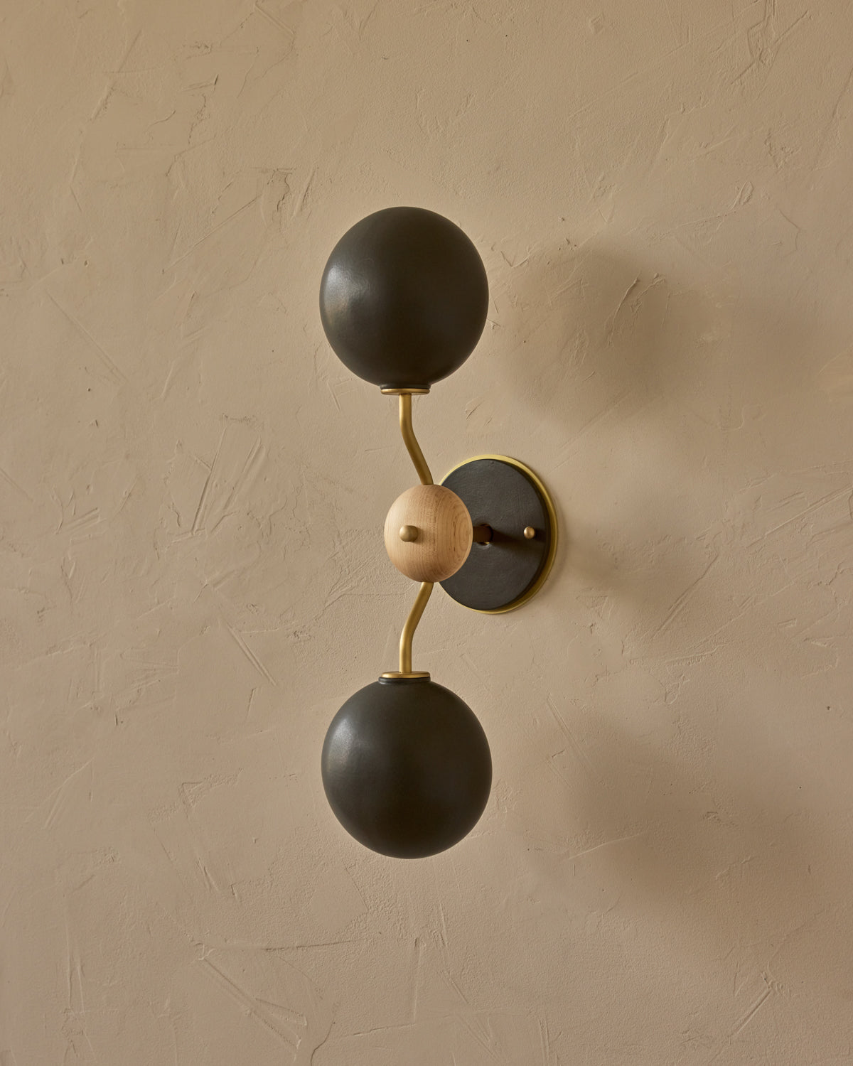 #ceramic-finish_almost black #metal-finish_satin brass #wood-finish_clear maple