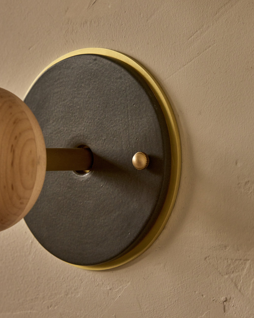 #ceramic-finish_almost black #metal-finish_satin brass #wood-finish_clear maple