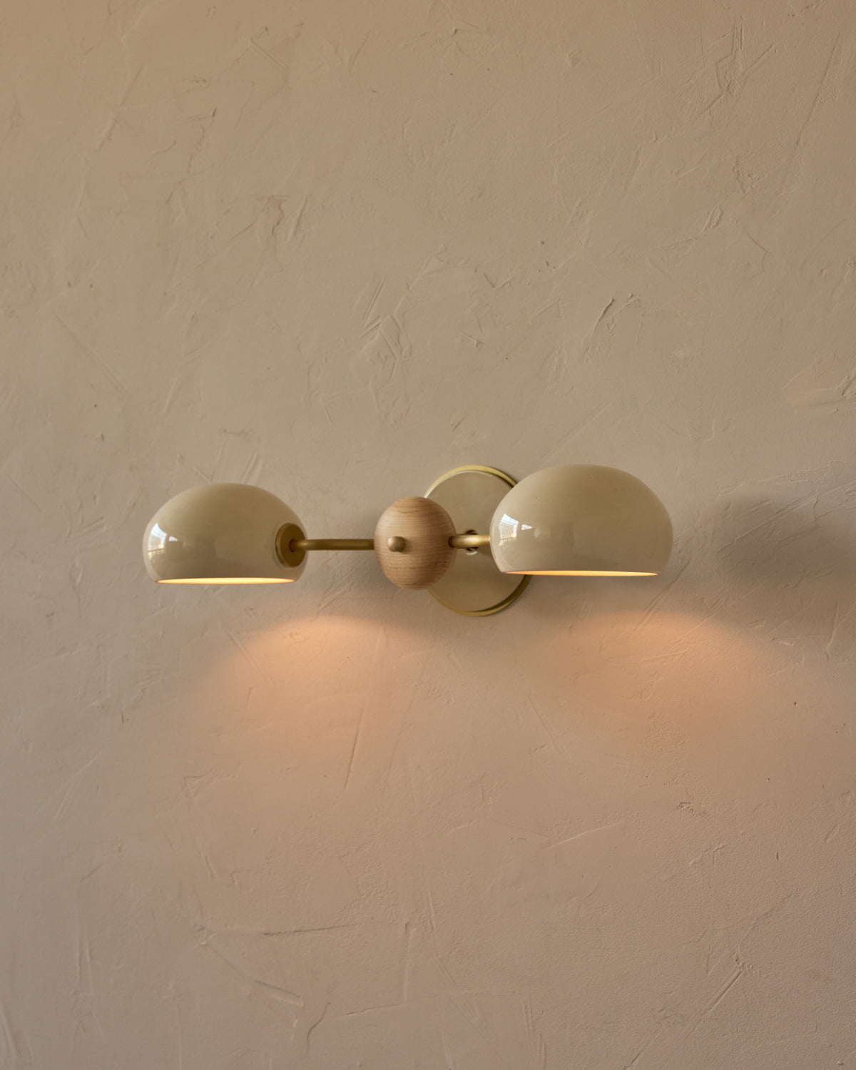 #ceramic-finish_cream #metal-finish_satin brass #wood-finish_clear maple