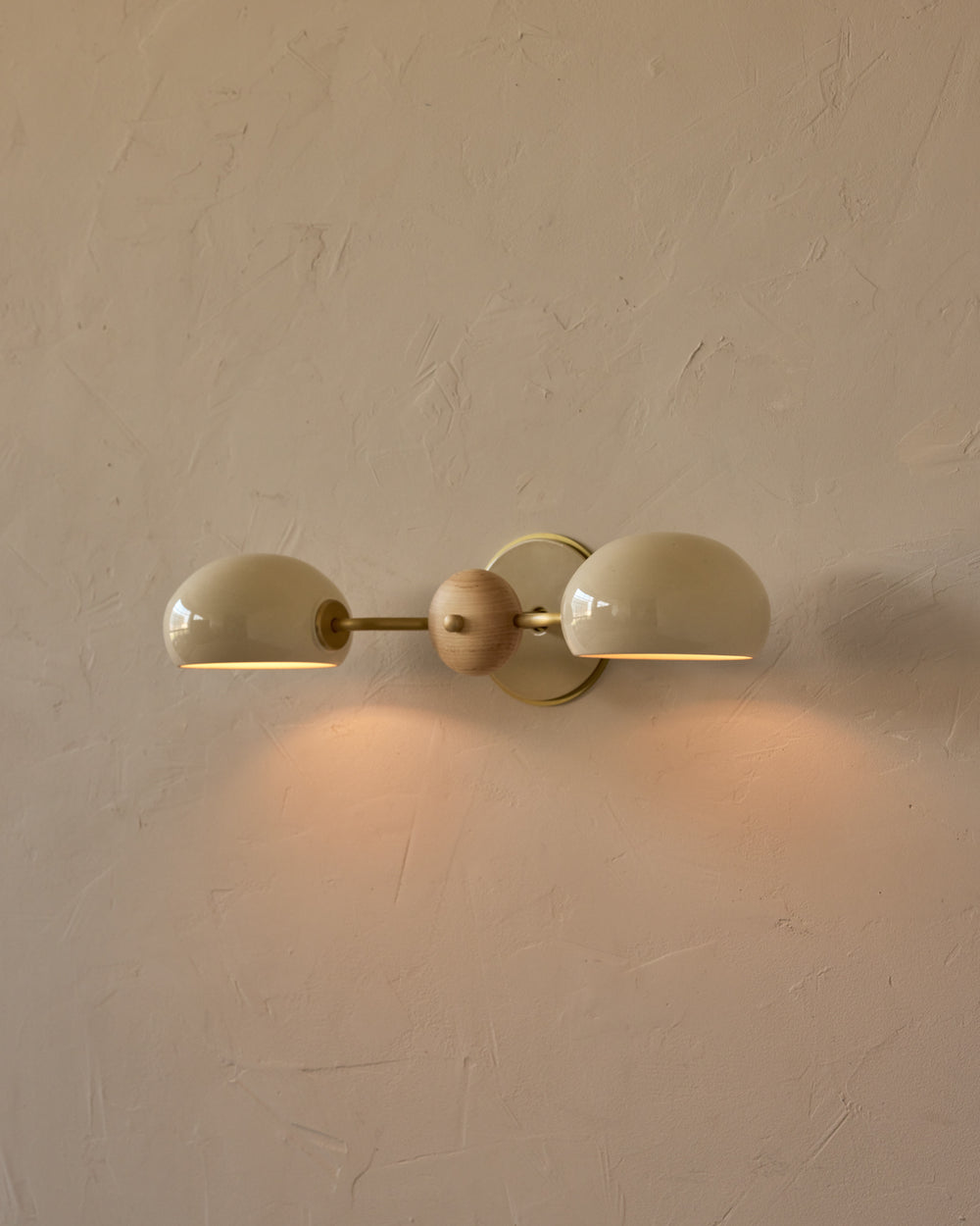 #ceramic-finish_cream #metal-finish_satin brass #wood-finish_clear maple