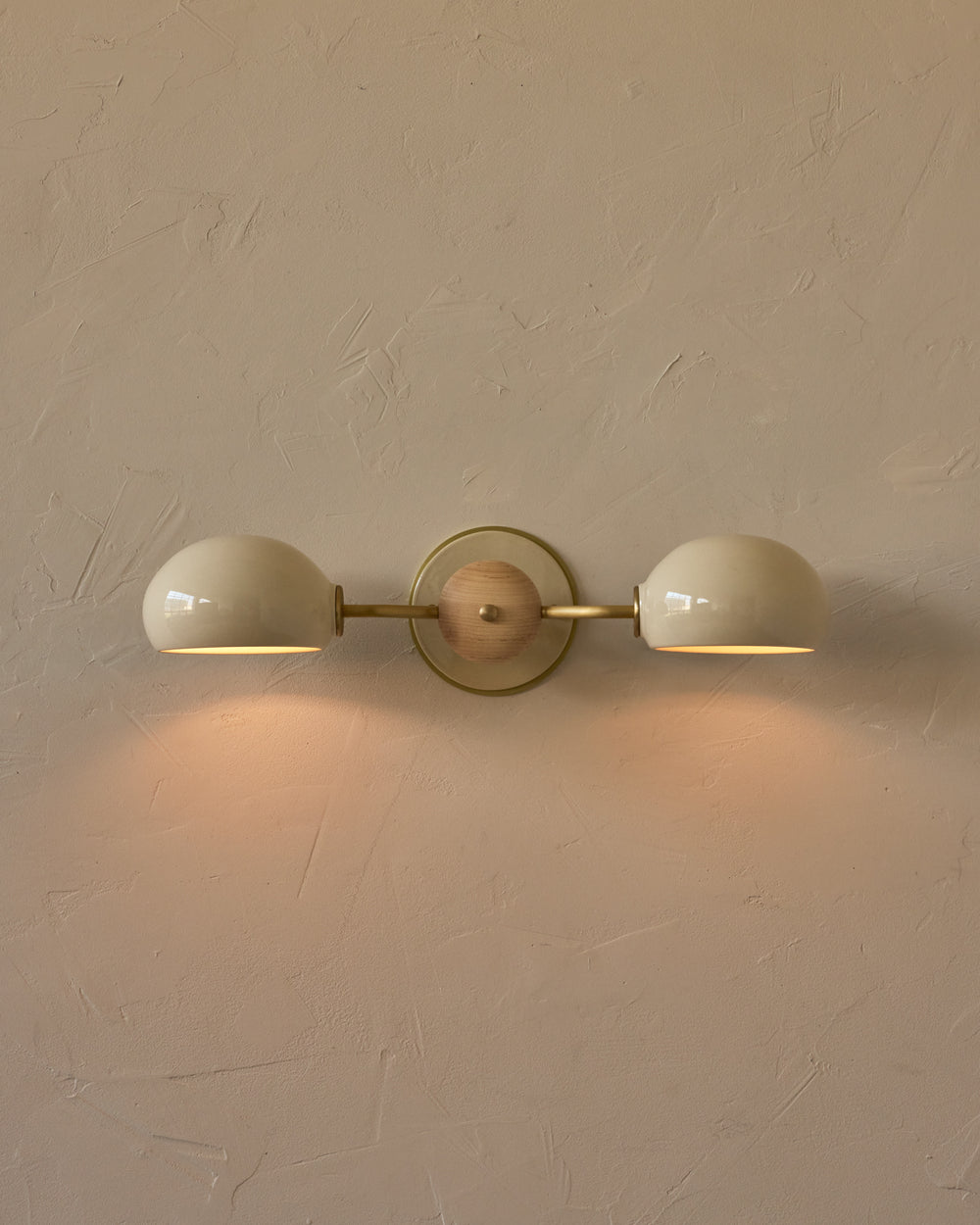 #ceramic-finish_cream #metal-finish_satin brass #wood-finish_clear maple