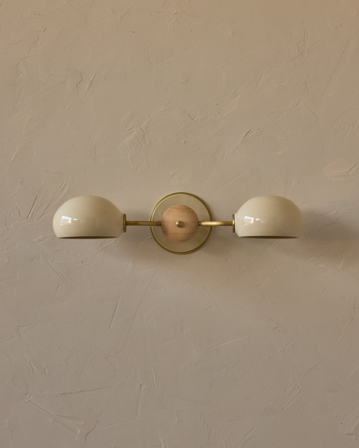 #ceramic-finish_cream #metal-finish_satin brass #wood-finish_clear maple