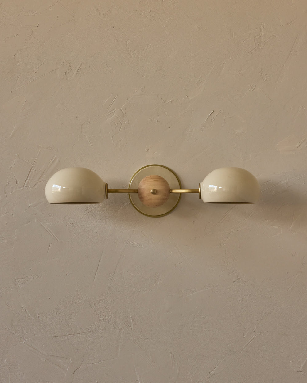 #ceramic-finish_cream #metal-finish_satin brass #wood-finish_clear maple