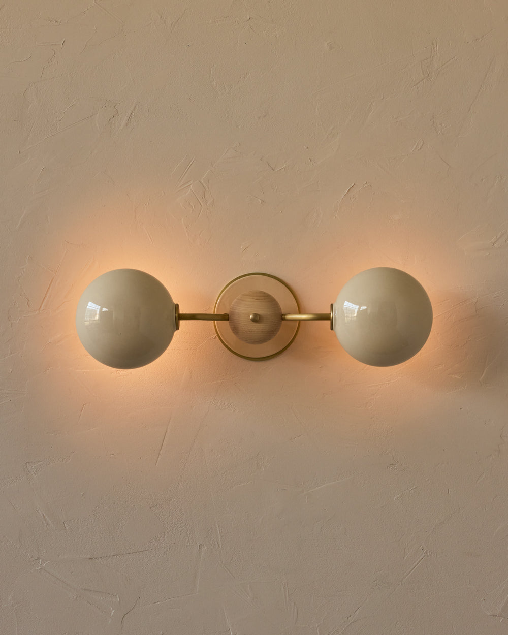 #ceramic-finish_cream #metal-finish_satin brass #wood-finish_clear maple