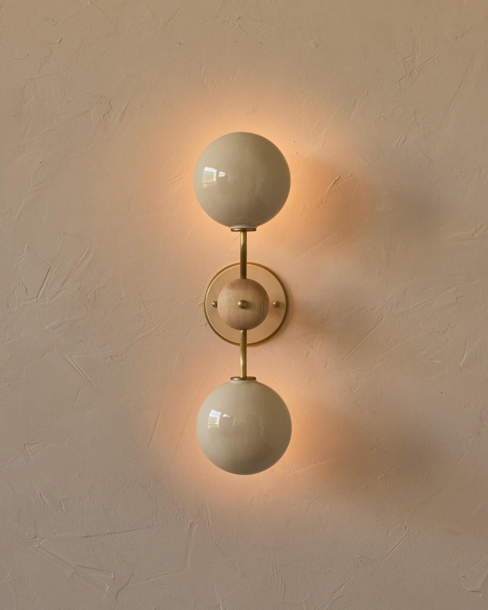 #ceramic-finish_cream #metal-finish_satin brass #wood-finish_clear maple