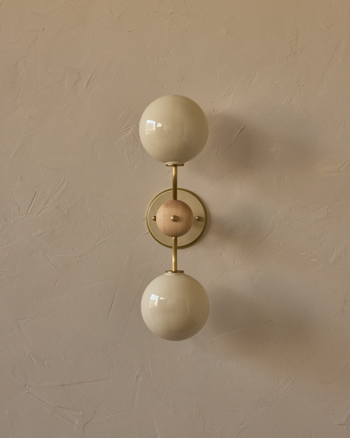 #ceramic-finish_cream #metal-finish_satin brass #wood-finish_clear maple