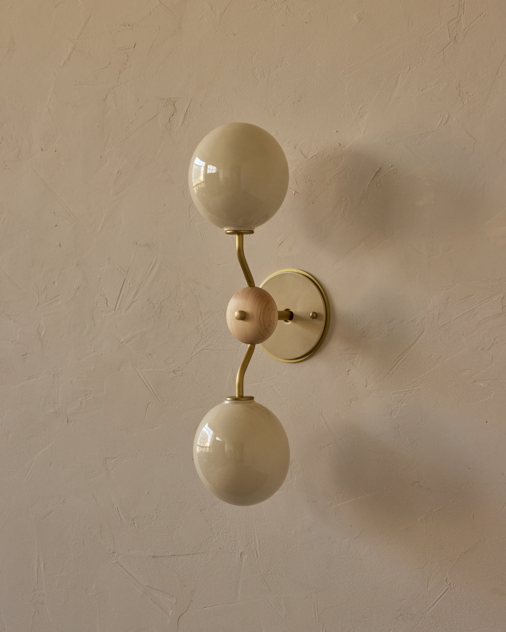 #ceramic-finish_cream #metal-finish_satin brass #wood-finish_clear maple