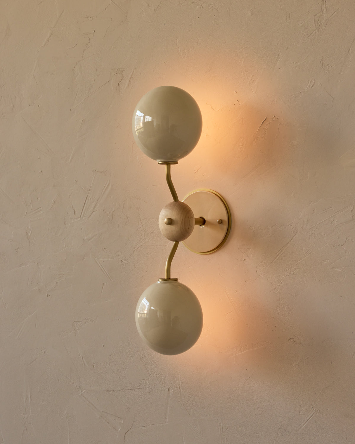 #ceramic-finish_cream #metal-finish_satin brass #wood-finish_clear maple