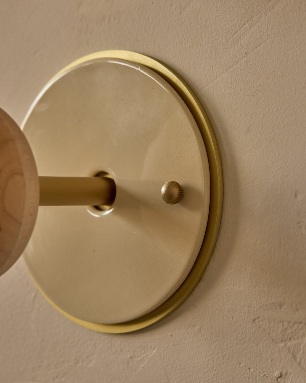 #ceramic-finish_cream #metal-finish_satin brass #wood-finish_clear maple