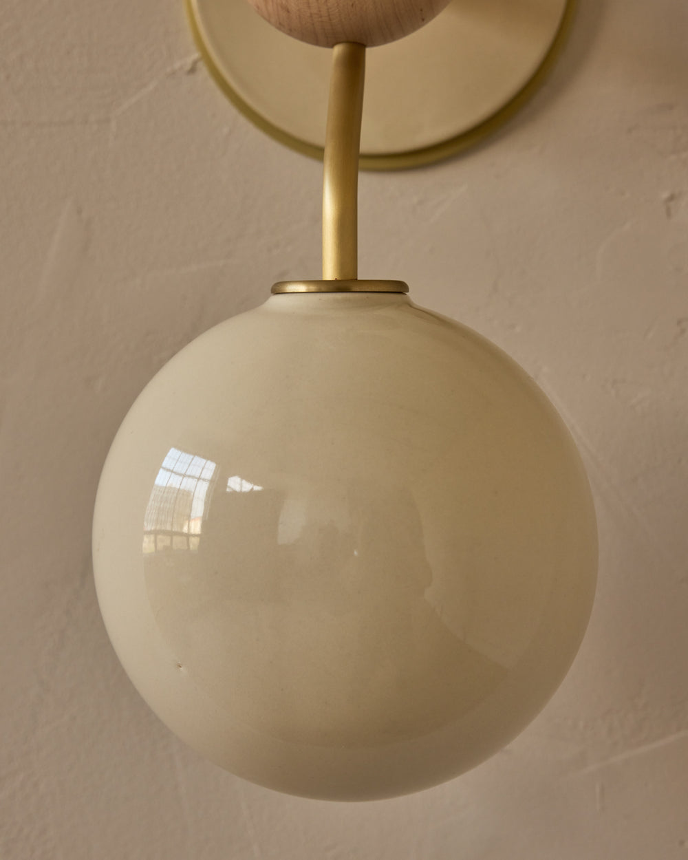 #ceramic-finish_cream #metal-finish_satin brass #wood-finish_clear maple