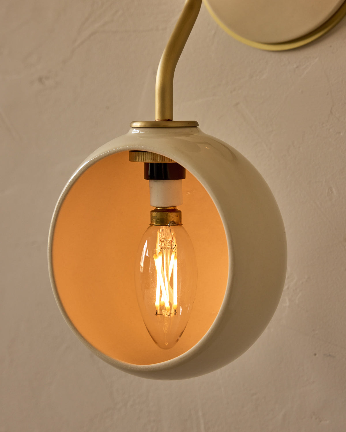 #ceramic-finish_cream #metal-finish_satin brass #wood-finish_clear maple