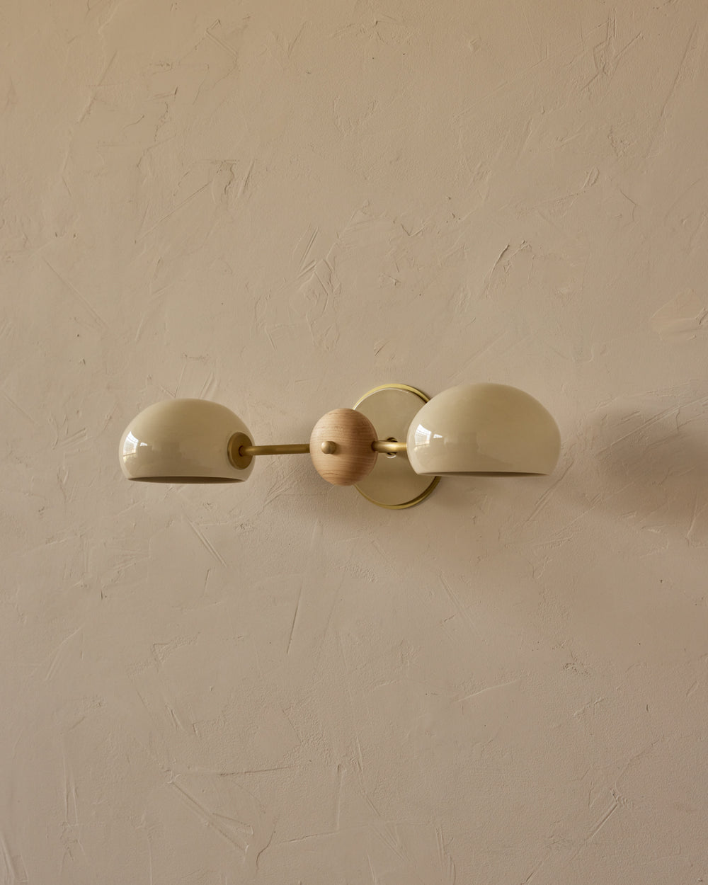 #ceramic-finish_cream #metal-finish_satin brass #wood-finish_clear maple