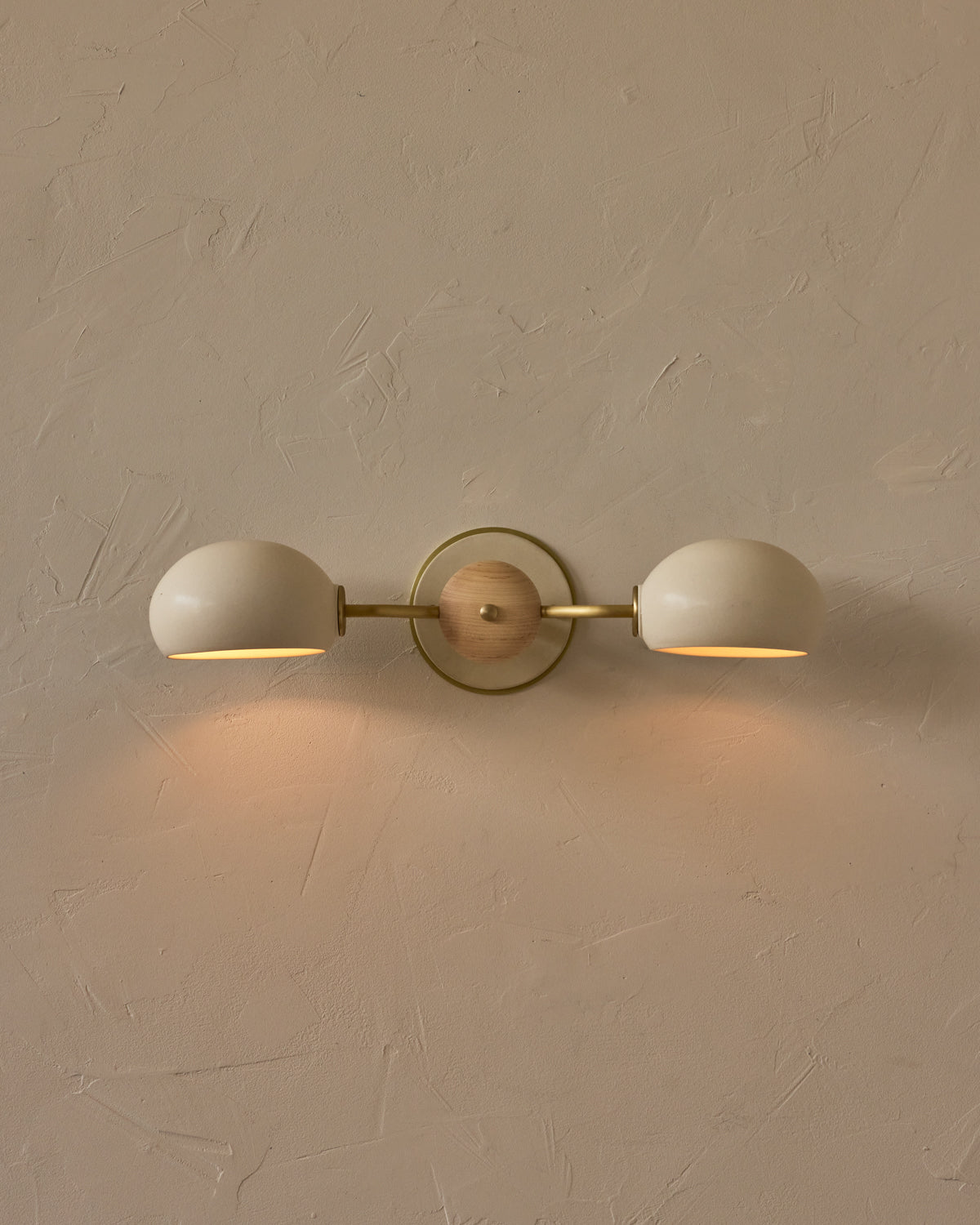 #ceramic-finish_dove #metal-finish_satin brass #wood-finish_clear maple