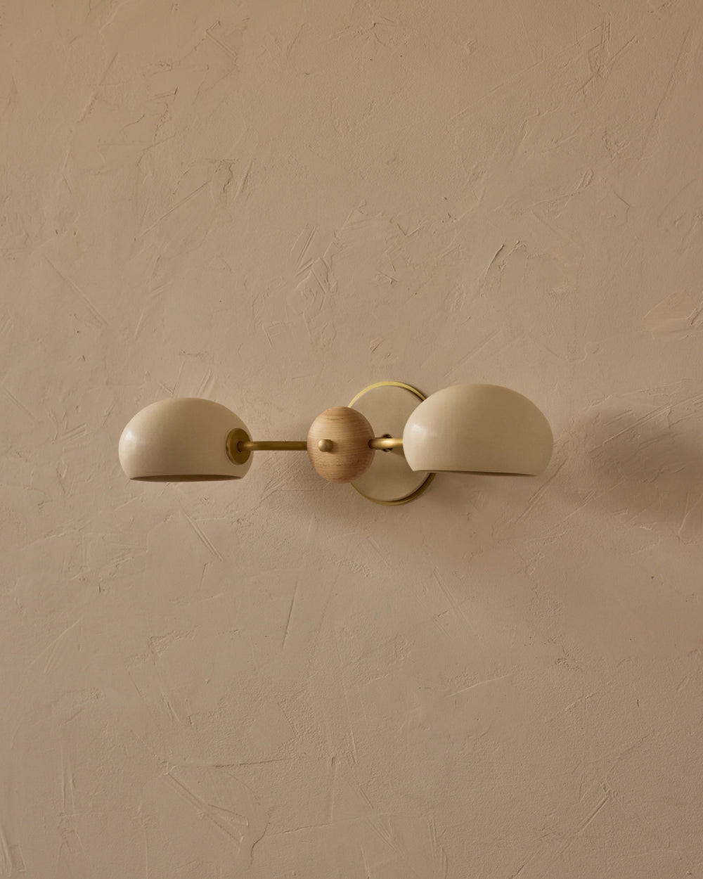 #ceramic-finish_dove #metal-finish_satin brass #wood-finish_clear maple