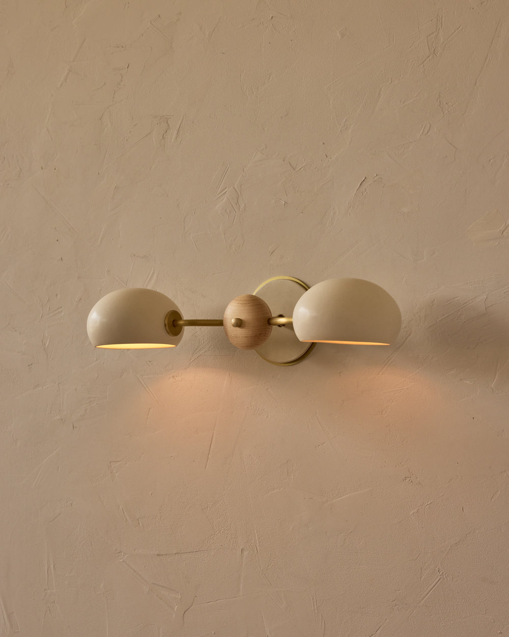 #ceramic-finish_dove #metal-finish_satin brass #wood-finish_clear maple