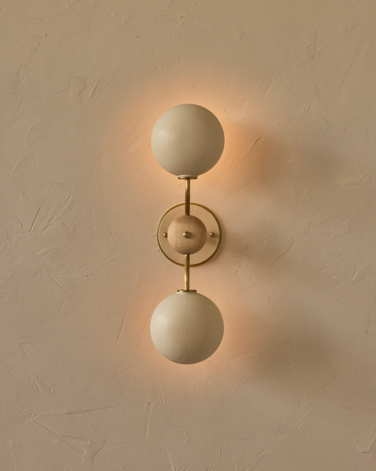 #ceramic-finish_dove #metal-finish_satin brass #wood-finish_clear maple