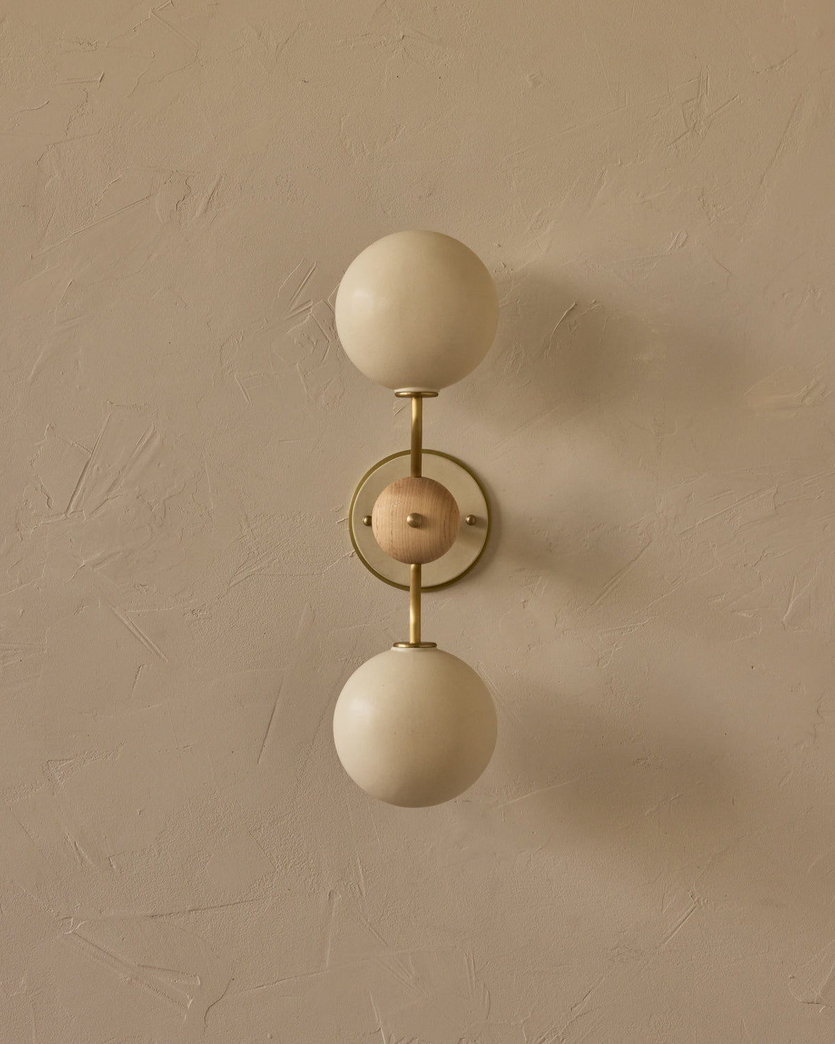 #ceramic-finish_dove #metal-finish_satin brass #wood-finish_clear maple