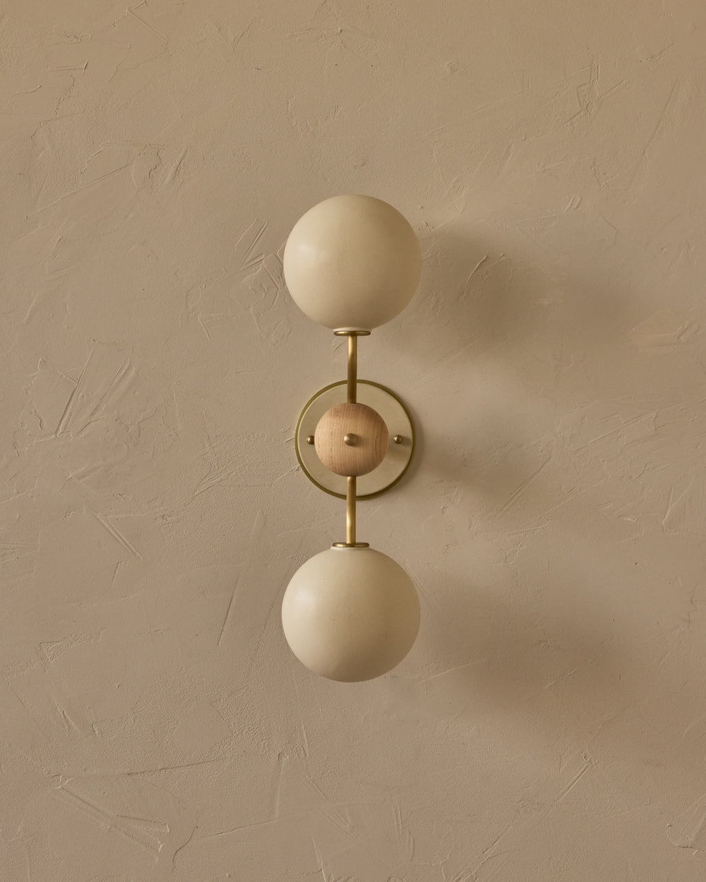 #ceramic-finish_dove #metal-finish_satin brass #wood-finish_clear maple