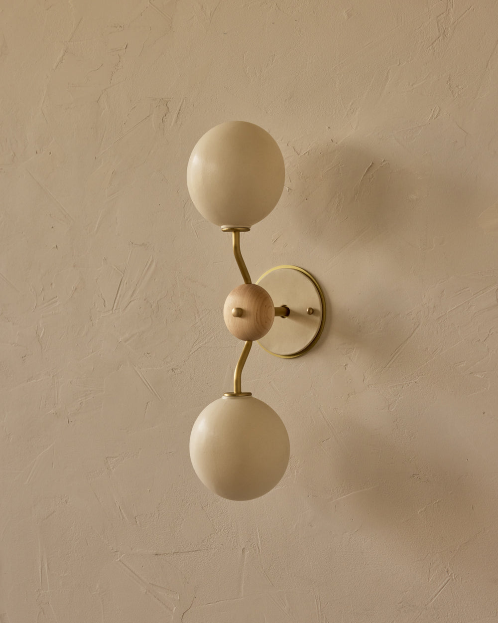 #ceramic-finish_dove #metal-finish_satin brass #wood-finish_clear maple