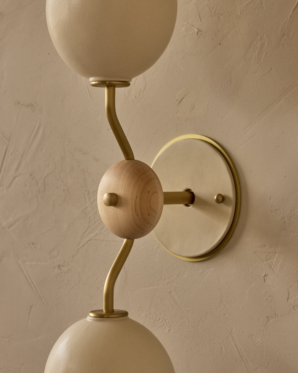 #ceramic-finish_dove #metal-finish_satin brass #wood-finish_clear maple