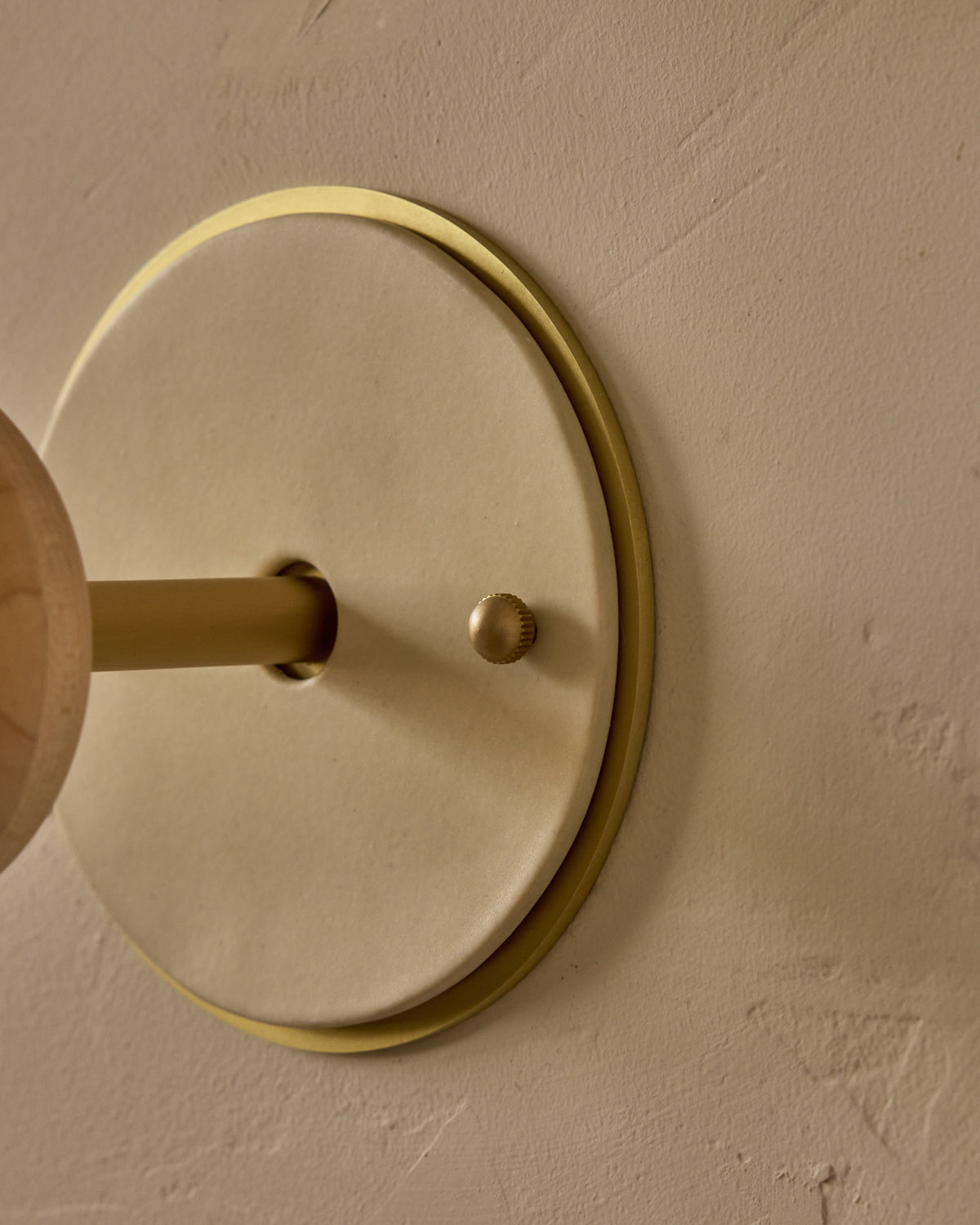 #ceramic-finish_dove #metal-finish_satin brass #wood-finish_clear maple