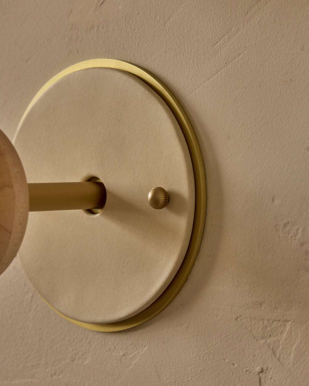 #ceramic-finish_dove #metal-finish_satin brass #wood-finish_clear maple