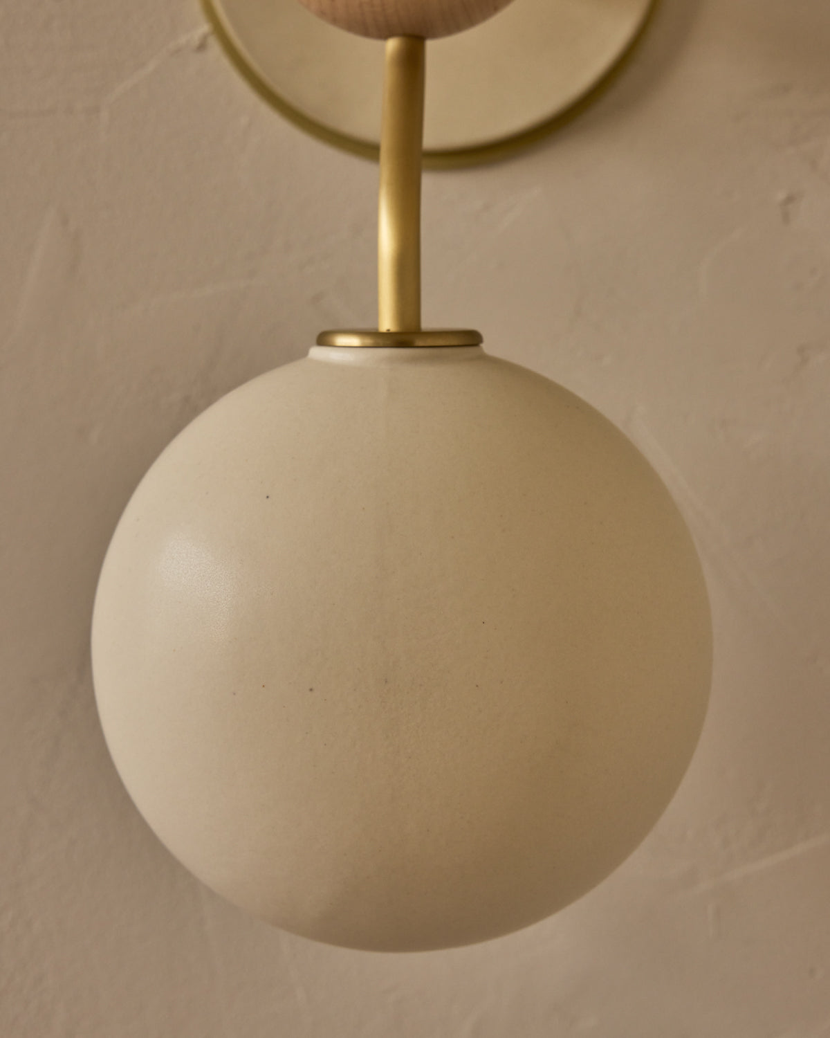 #ceramic-finish_dove #metal-finish_satin brass #wood-finish_clear maple