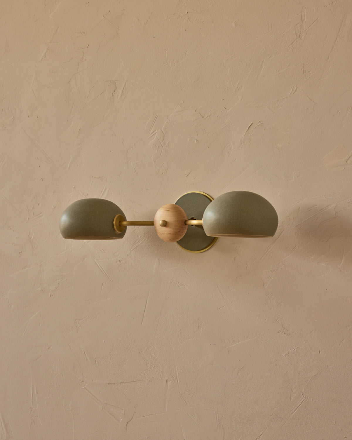 #ceramic-finish_olivine #metal-finish_satin brass #wood-finish_clear maple