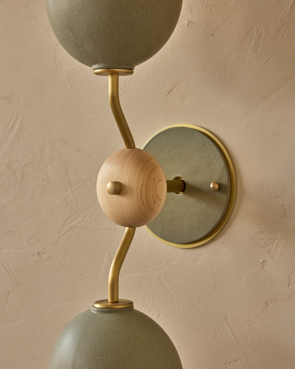 #ceramic-finish_olivine #metal-finish_satin brass #wood-finish_clear maple