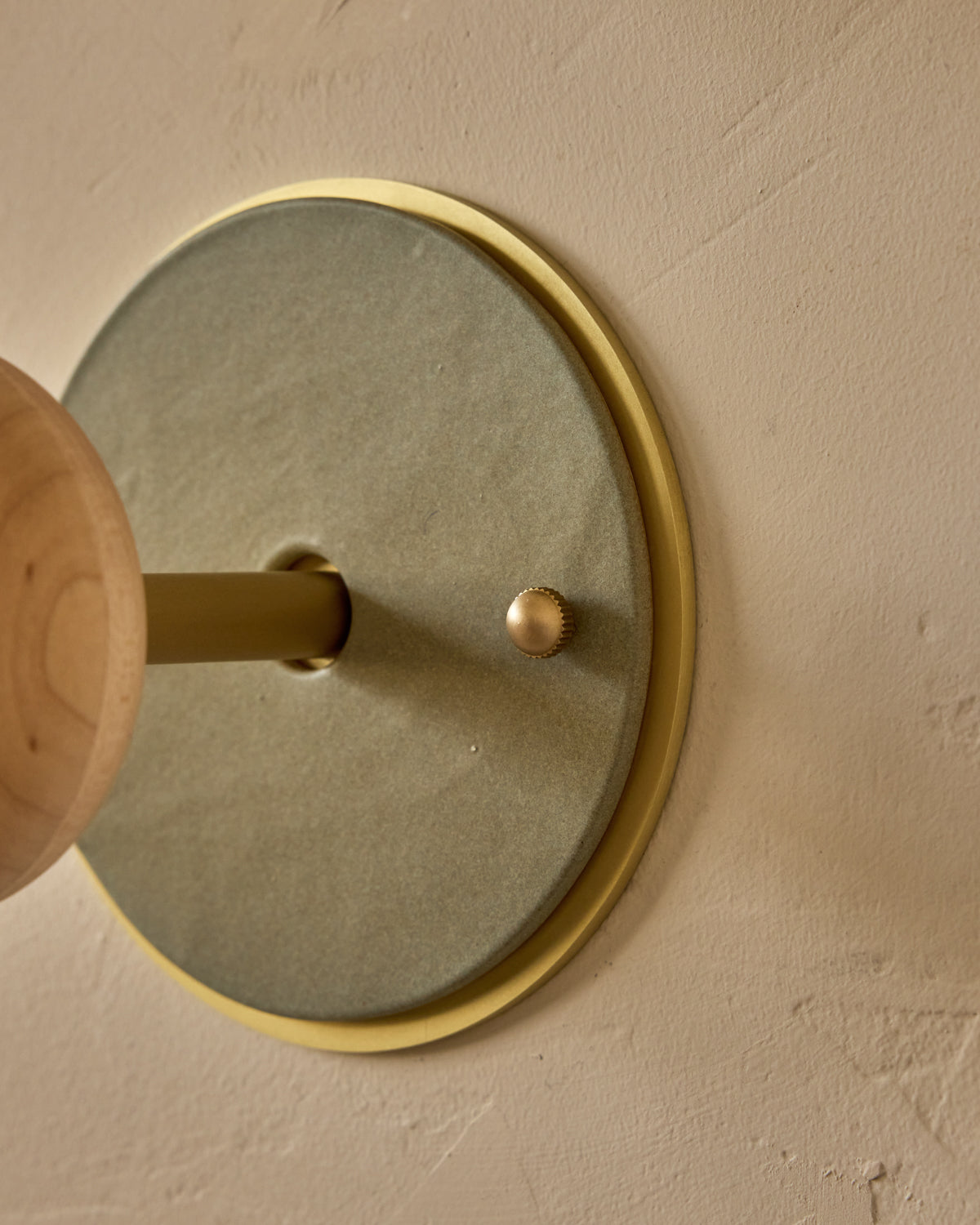 #ceramic-finish_olivine #metal-finish_satin brass #wood-finish_clear maple