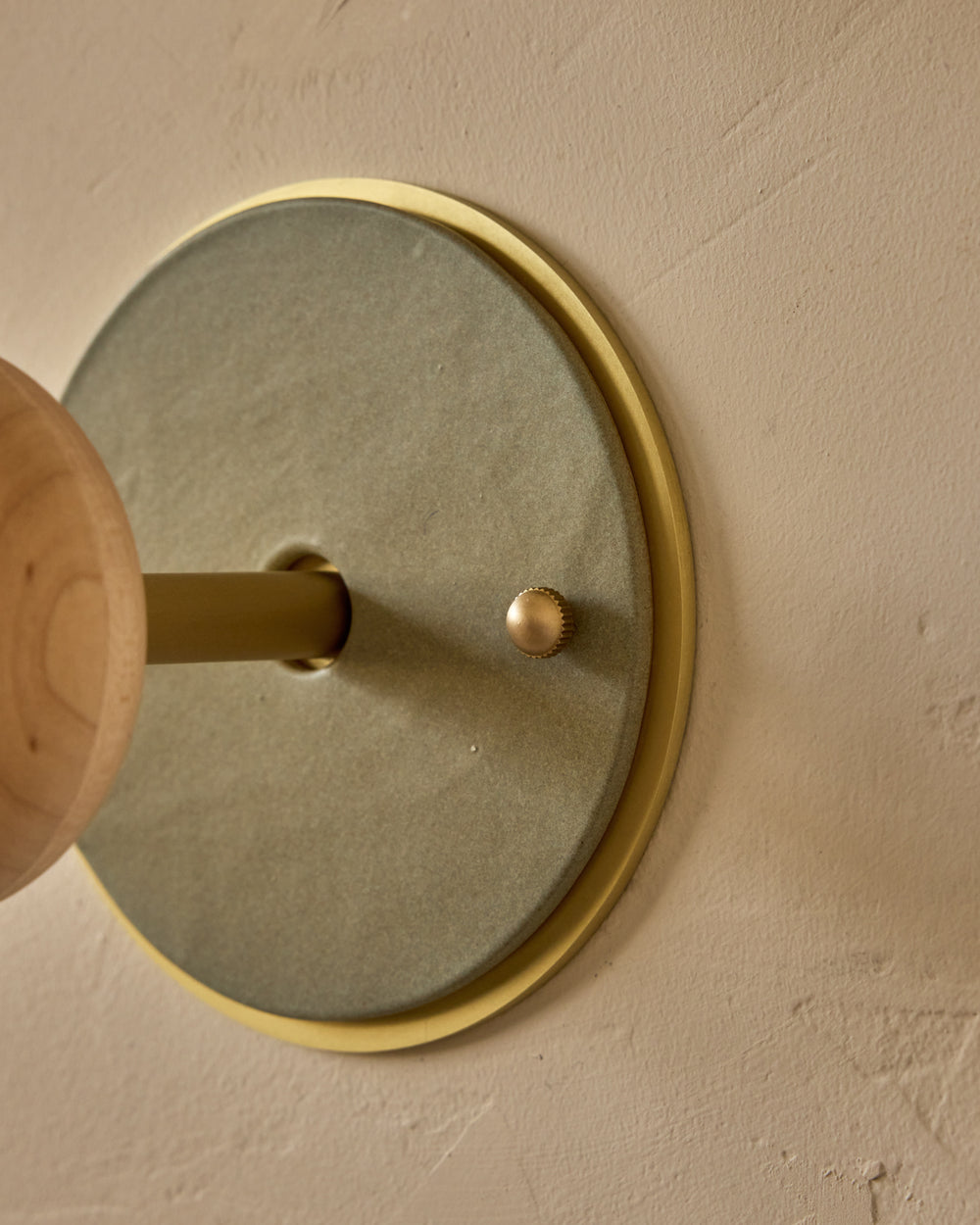 #ceramic-finish_olivine #metal-finish_satin brass #wood-finish_clear maple