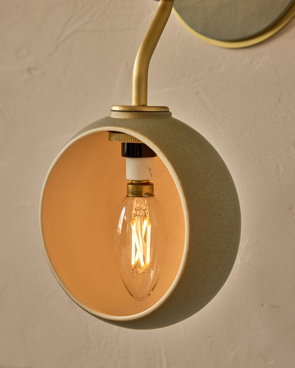 #ceramic-finish_olivine #metal-finish_satin brass #wood-finish_clear maple